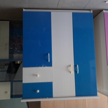 Tủ trẻ em màu xanh dương 