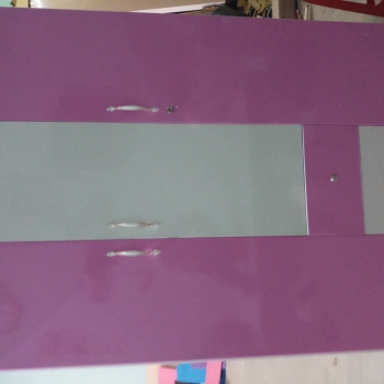 Tủ 3 buồng màu hồng có bánh xe