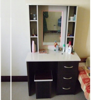 Bàn trang điểm trắng đen